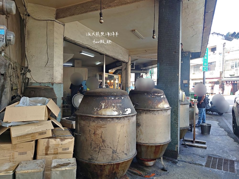 美村路北平烤鴨︱臺中西區超人氣40年北平烤鴨老店，經典一鴨2吃還附鴨頭，調味簡單清爽無負擔，不分平假日都能看到排隊熱潮!!!做為下午茶或晚餐配菜都是一級棒～