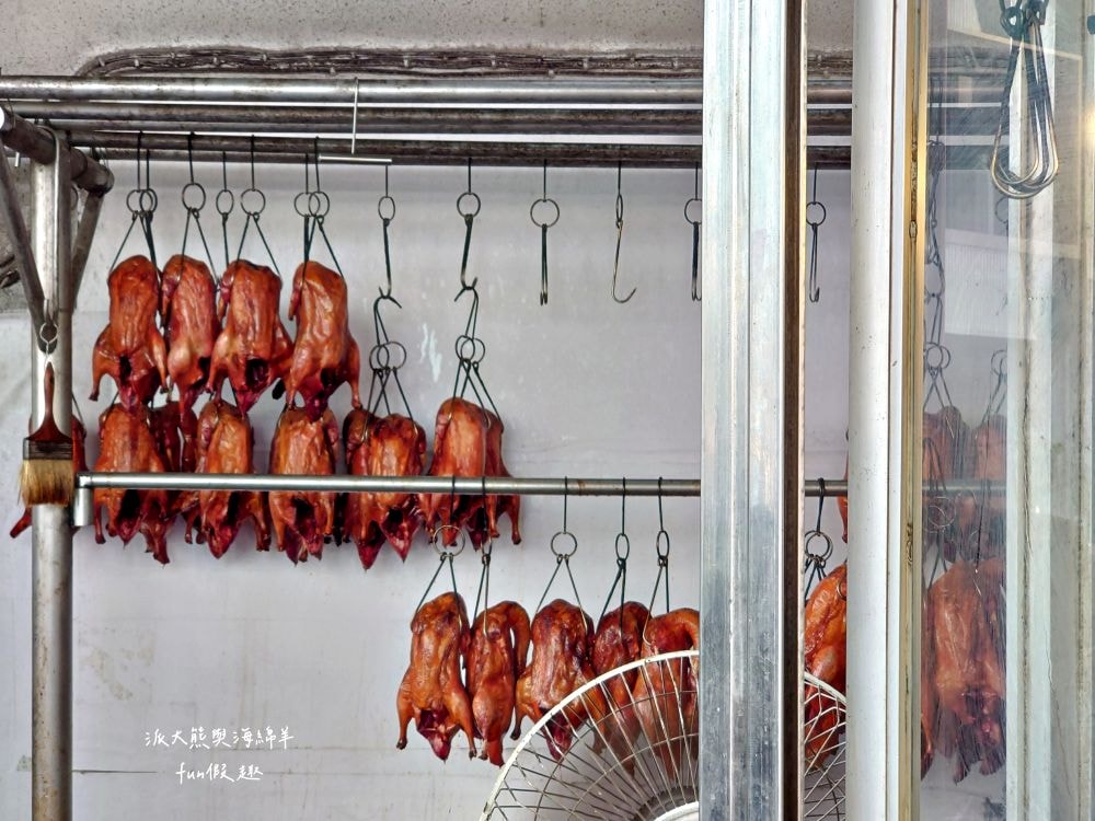 美村路北平烤鴨︱臺中西區超人氣40年北平烤鴨老店，經典一鴨2吃還附鴨頭，調味簡單清爽無負擔，不分平假日都能看到排隊熱潮!!!做為下午茶或晚餐配菜都是一級棒～