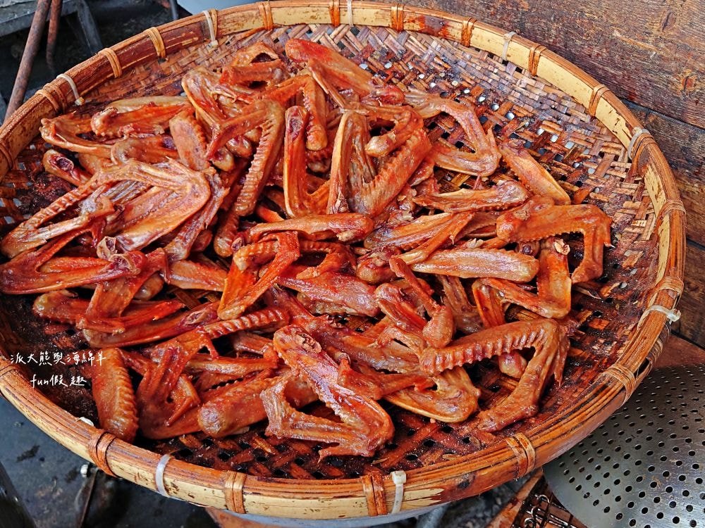 美村路北平烤鴨︱臺中西區超人氣40年北平烤鴨老店，經典一鴨2吃還附鴨頭，調味簡單清爽無負擔，不分平假日都能看到排隊熱潮!!!做為下午茶或晚餐配菜都是一級棒～