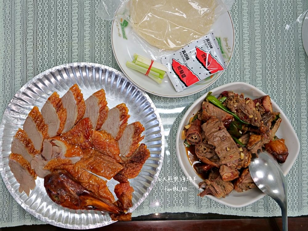 美村路北平烤鴨︱臺中西區超人氣40年北平烤鴨老店，經典一鴨2吃還附鴨頭，調味簡單清爽無負擔，不分平假日都能看到排隊熱潮!!!做為下午茶或晚餐配菜都是一級棒～