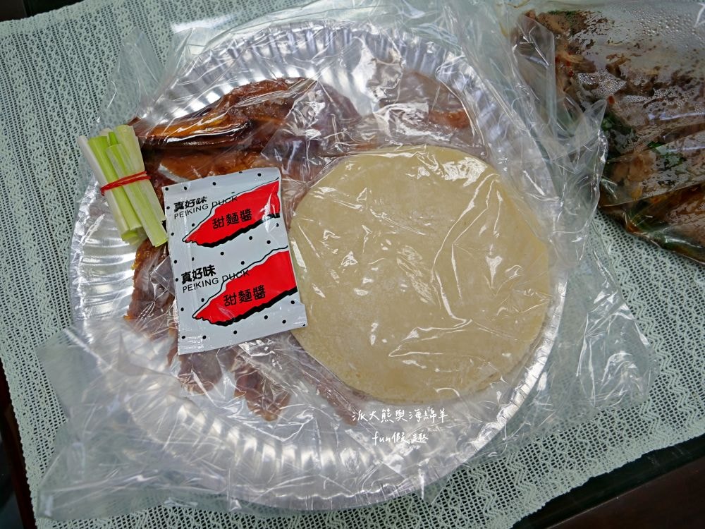 美村路北平烤鴨︱臺中西區超人氣40年北平烤鴨老店，經典一鴨2吃還附鴨頭，調味簡單清爽無負擔，不分平假日都能看到排隊熱潮!!!做為下午茶或晚餐配菜都是一級棒～