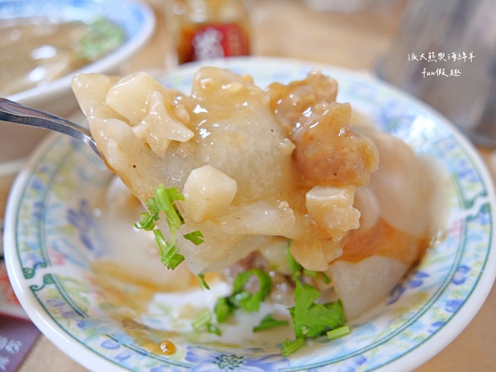 菊肉圓︱埔里超高人氣排隊美食，招牌手工肉圓以低溫油泡鎖住食材精華，皮薄餡多搭配獨特兩吃超滿足，還有草仔粿、芋粿、紅龜粿等古早味～擁有谷歌超過3000人評論4.4顆星高評價的在地小吃!!!