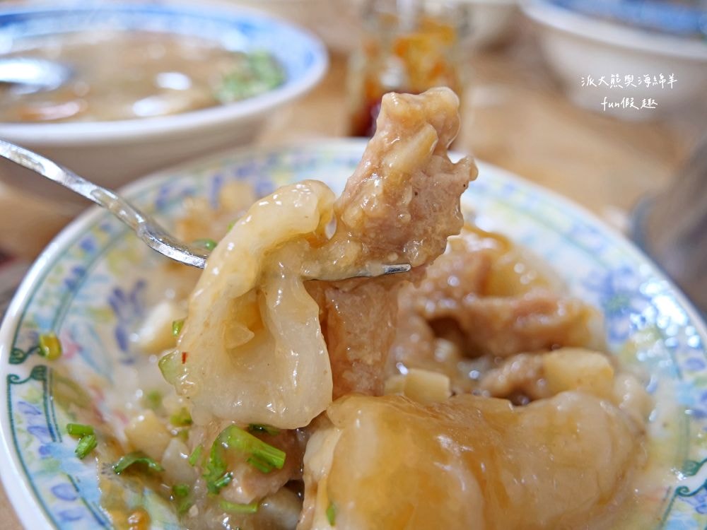 菊肉圓︱埔里超高人氣排隊美食，招牌手工肉圓以低溫油泡鎖住食材精華，皮薄餡多搭配獨特兩吃超滿足，還有草仔粿、芋粿、紅龜粿等古早味～擁有谷歌超過3000人評論4.4顆星高評價的在地小吃!!!