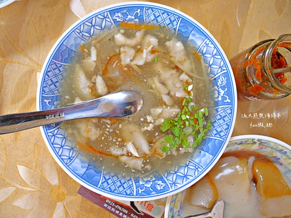 菊肉圓︱埔里超高人氣排隊美食，招牌手工肉圓以低溫油泡鎖住食材精華，皮薄餡多搭配獨特兩吃超滿足，還有草仔粿、芋粿、紅龜粿等古早味～擁有谷歌超過3000人評論4.4顆星高評價的在地小吃!!!