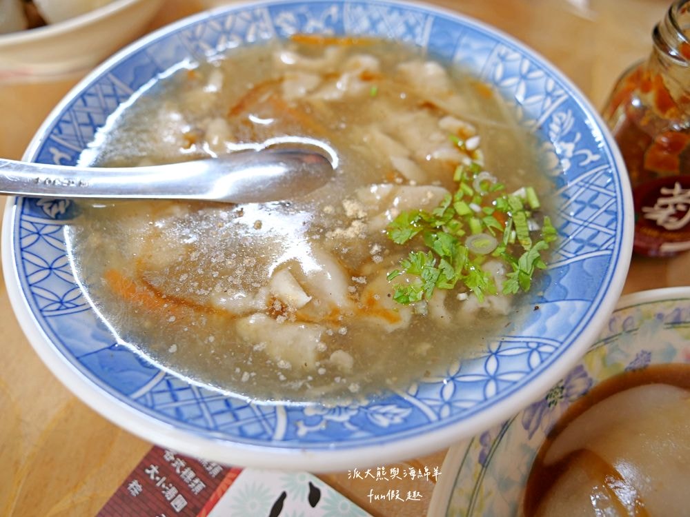 菊肉圓︱埔里超高人氣排隊美食，招牌手工肉圓以低溫油泡鎖住食材精華，皮薄餡多搭配獨特兩吃超滿足，還有草仔粿、芋粿、紅龜粿等古早味～擁有谷歌超過3000人評論4.4顆星高評價的在地小吃!!!
