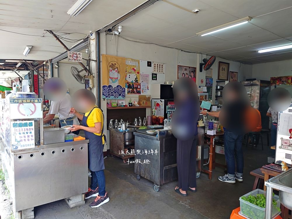 菊肉圓︱埔里超高人氣排隊美食，招牌手工肉圓以低溫油泡鎖住食材精華，皮薄餡多搭配獨特兩吃超滿足，還有草仔粿、芋粿、紅龜粿等古早味～擁有谷歌超過3000人評論4.4顆星高評價的在地小吃!!!