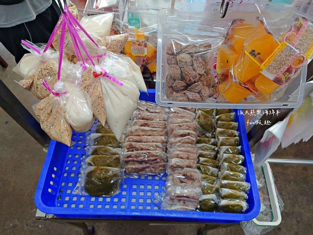 菊肉圓︱埔里超高人氣排隊美食，招牌手工肉圓以低溫油泡鎖住食材精華，皮薄餡多搭配獨特兩吃超滿足，還有草仔粿、芋粿、紅龜粿等古早味～擁有谷歌超過3000人評論4.4顆星高評價的在地小吃!!!