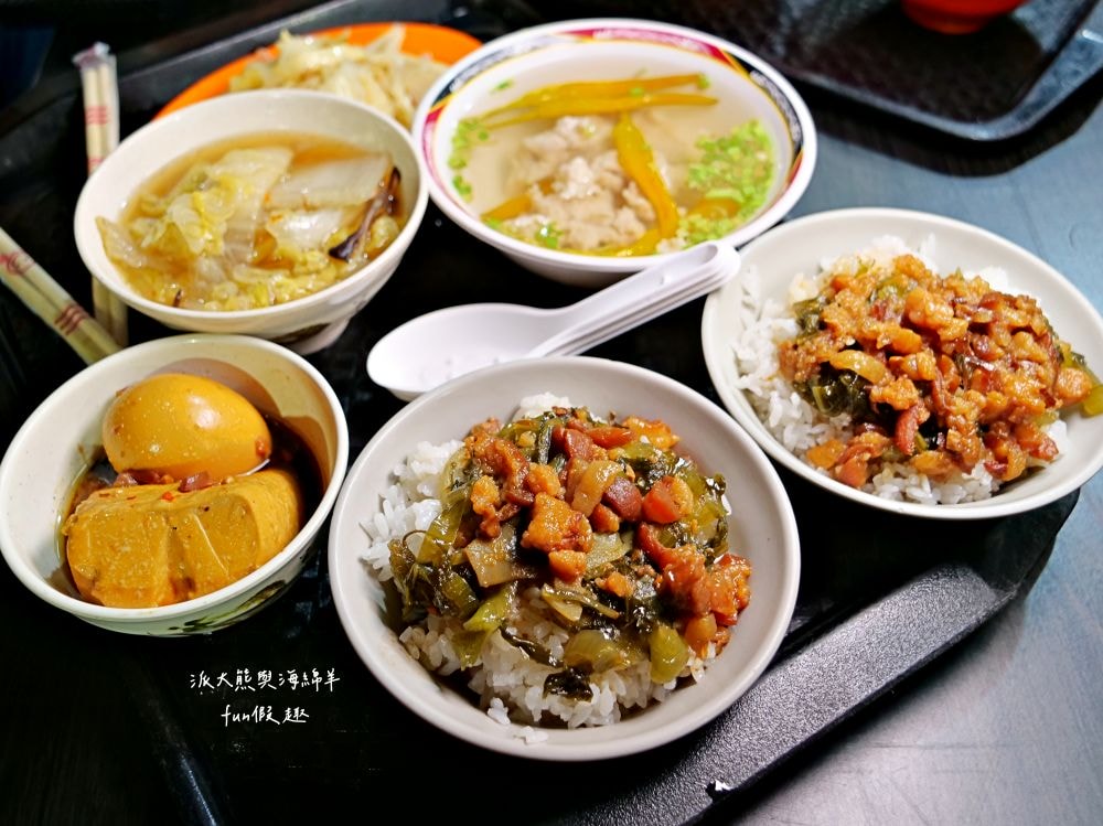 唯豐魯肉飯︱以超高CP值庶民美食成為三重5大必吃魯肉飯!!!三重人的灶咖，酸菜與魯肉飯完美結合，源自於老字號蓮霧魯肉飯～最新菜單!