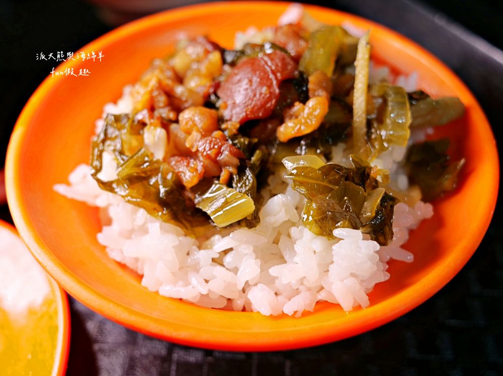 唯豐魯肉飯︱以超高CP值庶民美食成為三重5大必吃魯肉飯!!!三重人的灶咖，酸菜與魯肉飯完美結合，源自於老字號蓮霧魯肉飯～最新菜單!