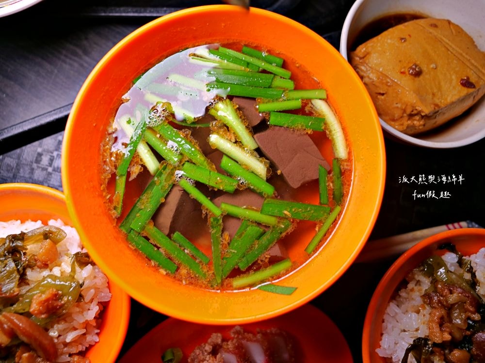 唯豐魯肉飯︱以超高CP值庶民美食成為三重5大必吃魯肉飯!!!三重人的灶咖，酸菜與魯肉飯完美結合，源自於老字號蓮霧魯肉飯～最新菜單!
