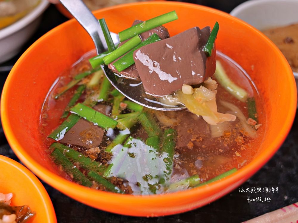 唯豐魯肉飯︱以超高CP值庶民美食成為三重5大必吃魯肉飯!!!三重人的灶咖，酸菜與魯肉飯完美結合，源自於老字號蓮霧魯肉飯～最新菜單!