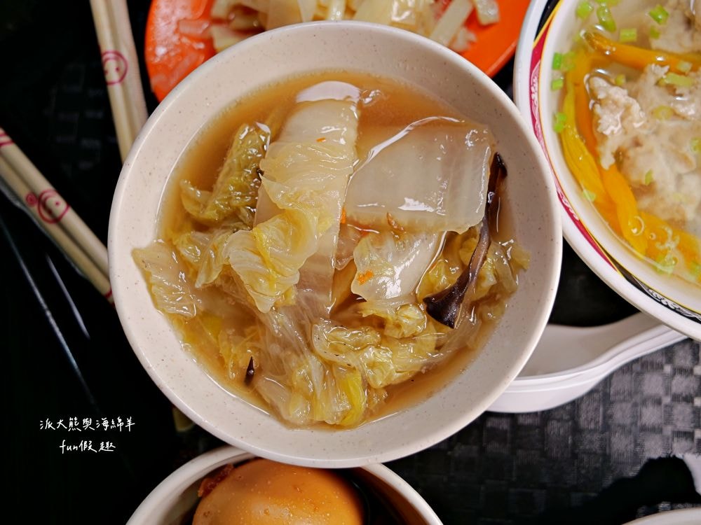 唯豐魯肉飯︱以超高CP值庶民美食成為三重5大必吃魯肉飯!!!三重人的灶咖，酸菜與魯肉飯完美結合，源自於老字號蓮霧魯肉飯～最新菜單!
