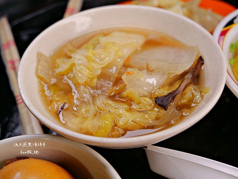 唯豐魯肉飯︱以超高CP值庶民美食成為三重5大必吃魯肉飯!!!三重人的灶咖，酸菜與魯肉飯完美結合，源自於老字號蓮霧魯肉飯～最新菜單!