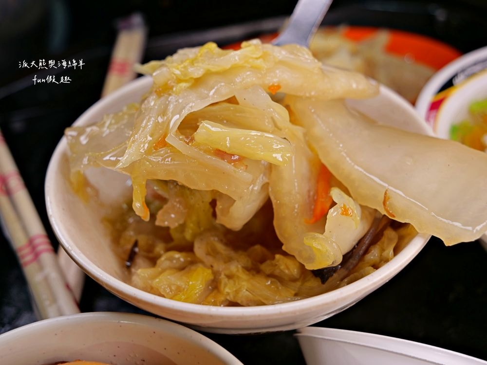 唯豐魯肉飯︱以超高CP值庶民美食成為三重5大必吃魯肉飯!!!三重人的灶咖，酸菜與魯肉飯完美結合，源自於老字號蓮霧魯肉飯～最新菜單!