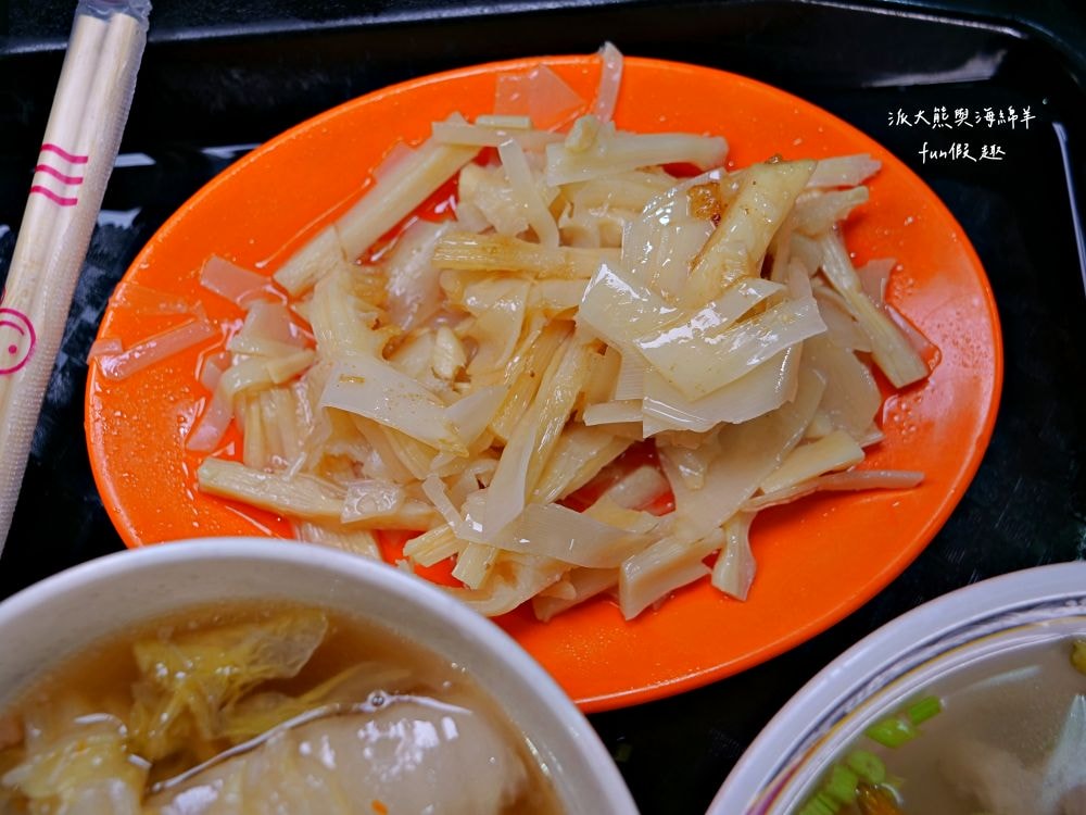 唯豐魯肉飯︱以超高CP值庶民美食成為三重5大必吃魯肉飯!!!三重人的灶咖，酸菜與魯肉飯完美結合，源自於老字號蓮霧魯肉飯～最新菜單!