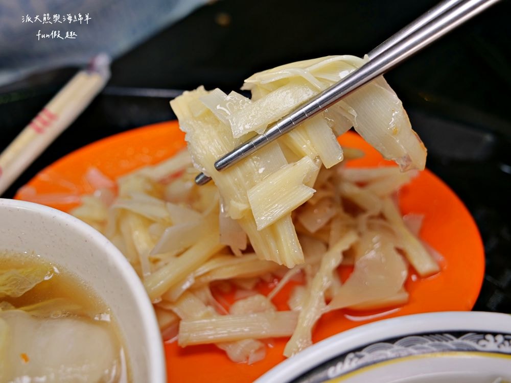 唯豐魯肉飯︱以超高CP值庶民美食成為三重5大必吃魯肉飯!!!三重人的灶咖，酸菜與魯肉飯完美結合，源自於老字號蓮霧魯肉飯～最新菜單!