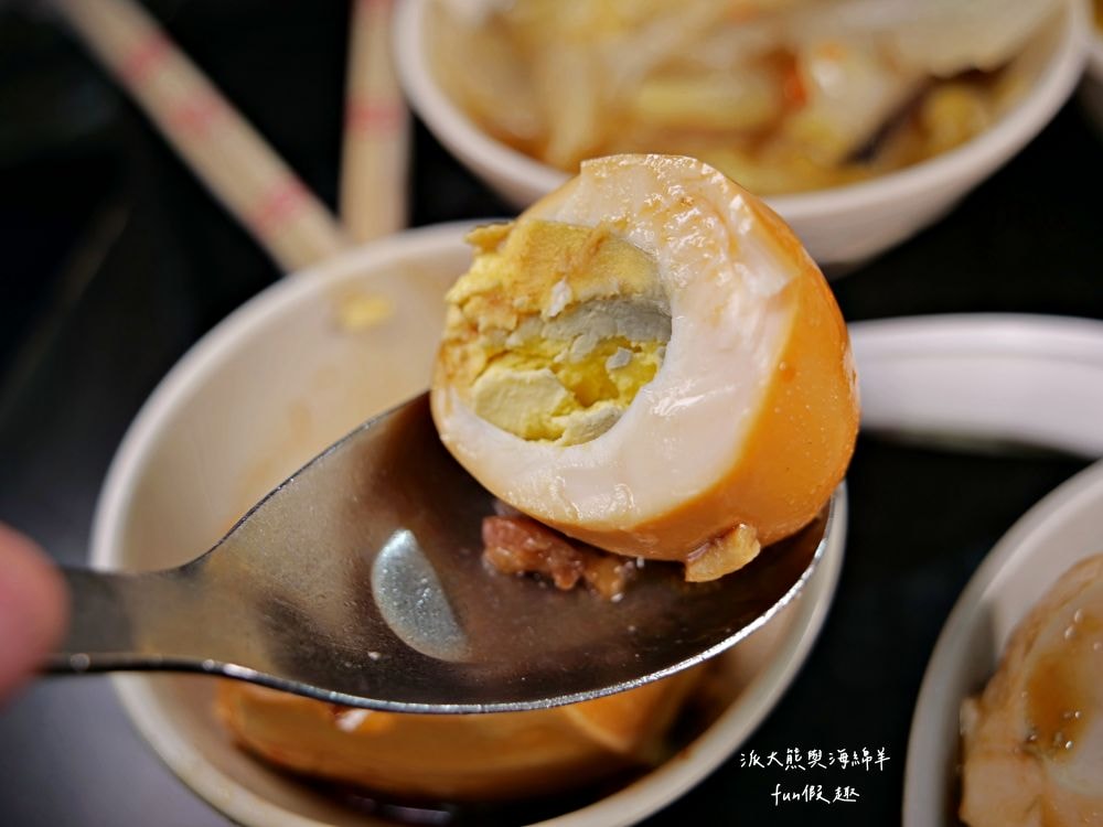唯豐魯肉飯︱以超高CP值庶民美食成為三重5大必吃魯肉飯!!!三重人的灶咖，酸菜與魯肉飯完美結合，源自於老字號蓮霧魯肉飯～最新菜單!