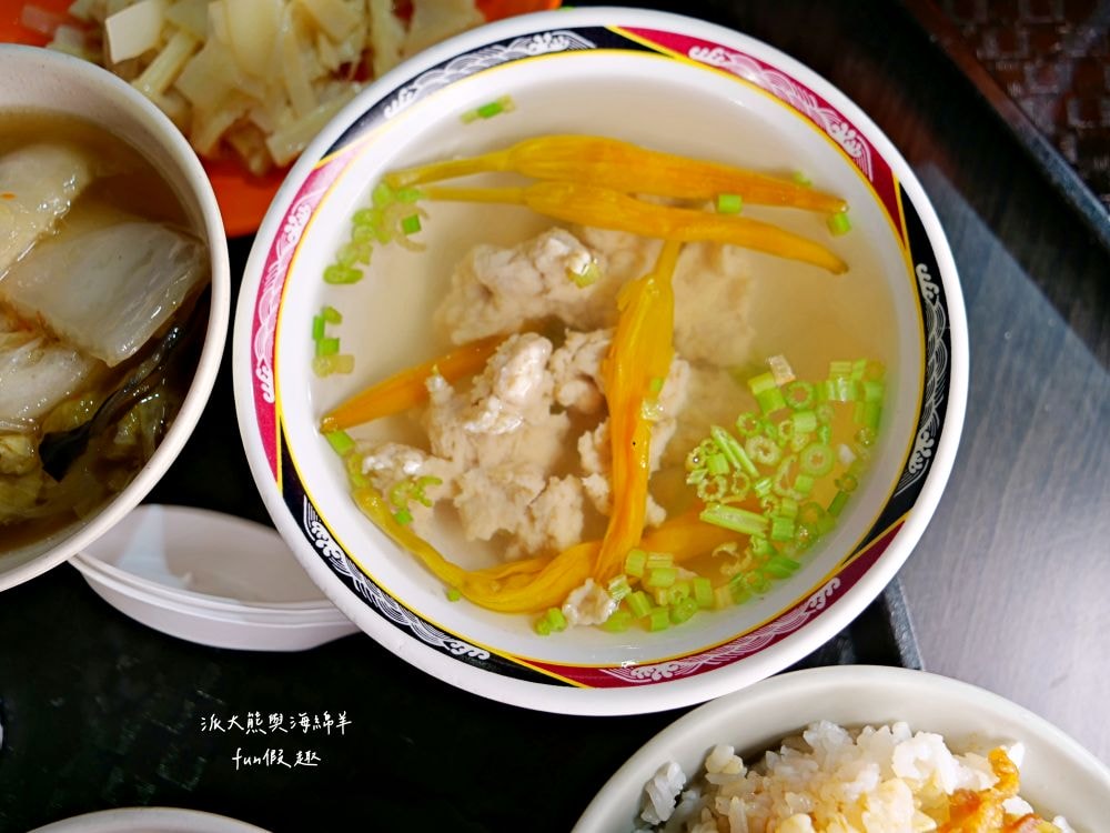 唯豐魯肉飯︱以超高CP值庶民美食成為三重5大必吃魯肉飯!!!三重人的灶咖，酸菜與魯肉飯完美結合，源自於老字號蓮霧魯肉飯～最新菜單!