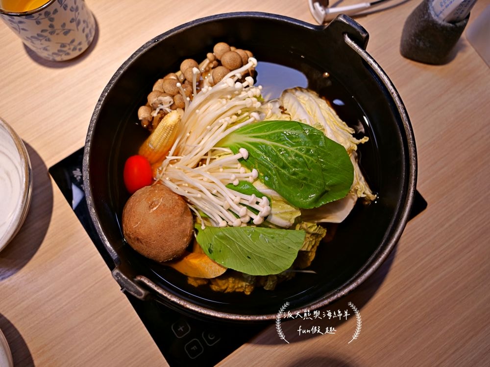 筠芝和牛本舖︱當頂級日本A5和牛遇到正宗關西式壽喜燒，搭配全程專人桌邊專業服務，讓人身心靈瞬間充電完成，充好充飽充滿超過癮!!!（店家另有販售來自日本各地A5和牛頂級食材）