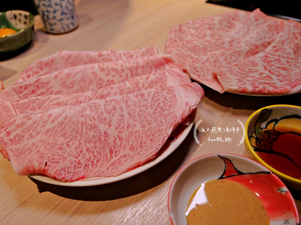 筠芝和牛本舖︱當頂級日本A5和牛遇到正宗關西式壽喜燒，搭配全程專人桌邊專業服務，讓人身心靈瞬間充電完成，充好充飽充滿超過癮!!!（店家另有販售來自日本各地A5和牛頂級食材）