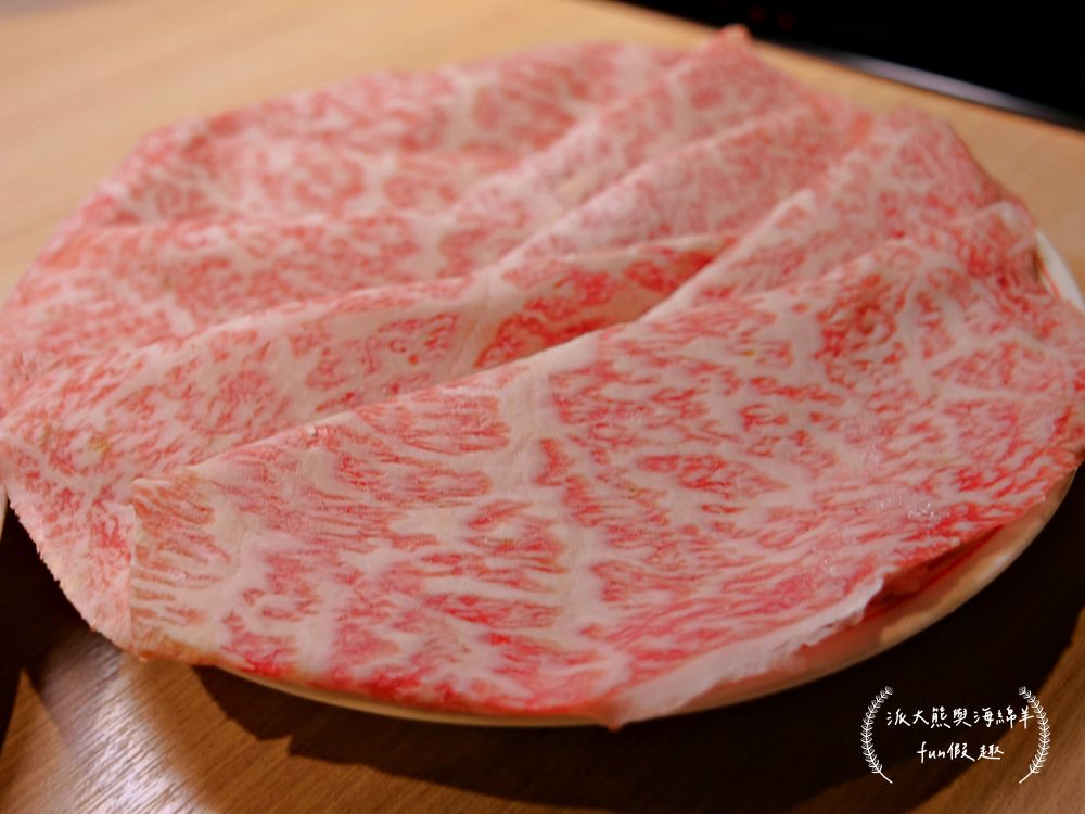 筠芝和牛本舖︱當頂級日本A5和牛遇到正宗關西式壽喜燒，搭配全程專人桌邊專業服務，讓人身心靈瞬間充電完成，充好充飽充滿超過癮!!!（店家另有販售來自日本各地A5和牛頂級食材）