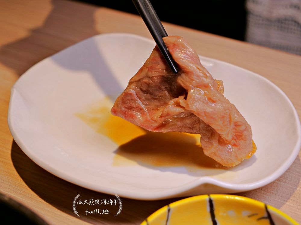 筠芝和牛本舖︱當頂級日本A5和牛遇到正宗關西式壽喜燒，搭配全程專人桌邊專業服務，讓人身心靈瞬間充電完成，充好充飽充滿超過癮!!!（店家另有販售來自日本各地A5和牛頂級食材）