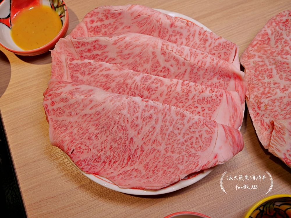 筠芝和牛本舖︱當頂級日本A5和牛遇到正宗關西式壽喜燒，搭配全程專人桌邊專業服務，讓人身心靈瞬間充電完成，充好充飽充滿超過癮!!!（店家另有販售來自日本各地A5和牛頂級食材）