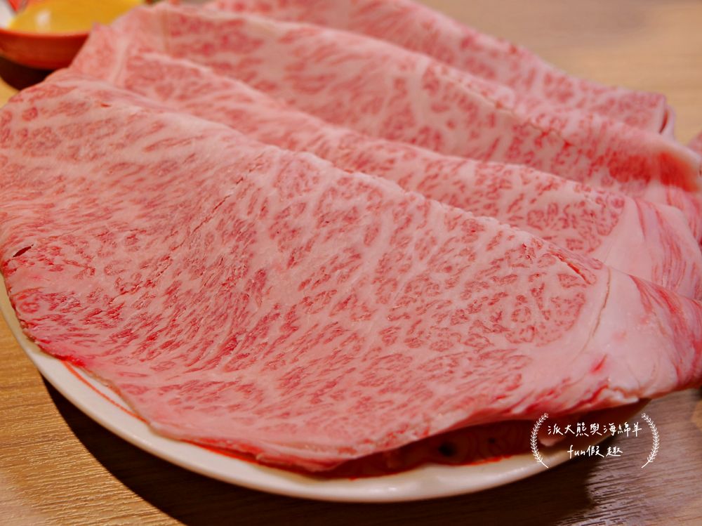 筠芝和牛本舖︱當頂級日本A5和牛遇到正宗關西式壽喜燒，搭配全程專人桌邊專業服務，讓人身心靈瞬間充電完成，充好充飽充滿超過癮!!!（店家另有販售來自日本各地A5和牛頂級食材）