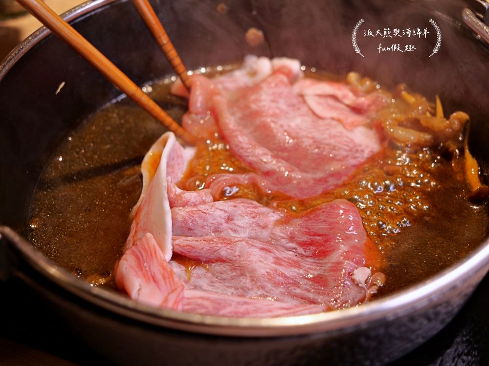 筠芝和牛本舖︱當頂級日本A5和牛遇到正宗關西式壽喜燒，搭配全程專人桌邊專業服務，讓人身心靈瞬間充電完成，充好充飽充滿超過癮!!!（店家另有販售來自日本各地A5和牛頂級食材）