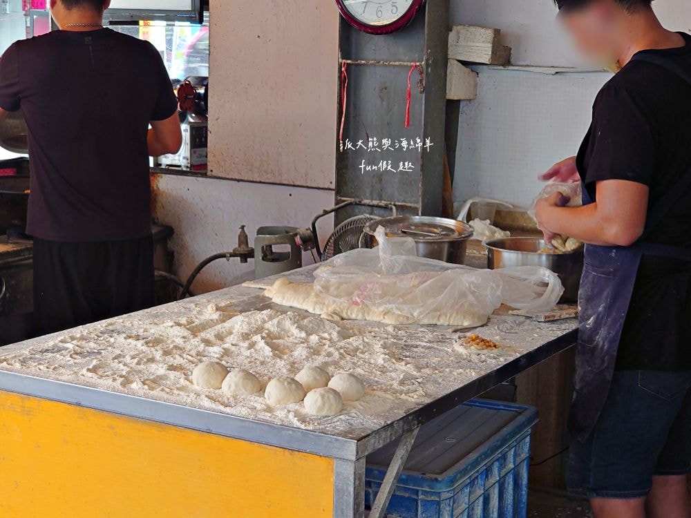 草屯光慧水煎包（總店）︱草屯虎山路的銅板美食，3種口味素食水煎包皮薄餡足，草屯人口袋美食中的最大公因數，飄香超過50年的在地老店!!!～