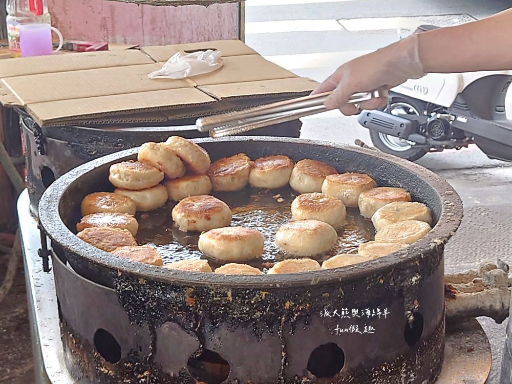 草屯光慧水煎包（總店）︱草屯虎山路的銅板美食，3種口味素食水煎包皮薄餡足，草屯人口袋美食中的最大公因數，飄香超過50年的在地老店!!!～