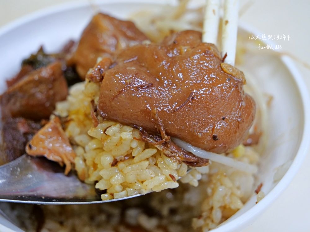 這間炒麵︱臺中太平高質感傳統早午餐，提供炒麵、魯肉飯、腳庫飯、大麵羹、黑白切、綜合湯等台式古早味，高CP值餐點搭配優質用餐環境，讓大家一大早就能元氣滿點!!!早上6點就營業囉～