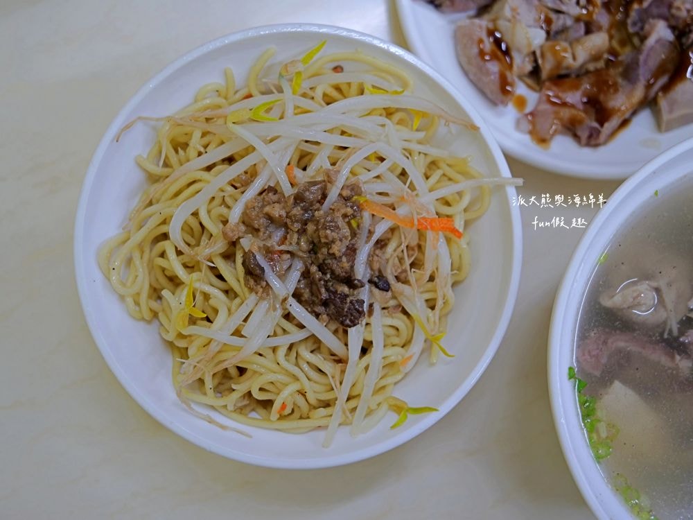 這間炒麵︱臺中太平高質感傳統早午餐，提供炒麵、魯肉飯、腳庫飯、大麵羹、黑白切、綜合湯等台式古早味，高CP值餐點搭配優質用餐環境，讓大家一大早就能元氣滿點!!!早上6點就營業囉～