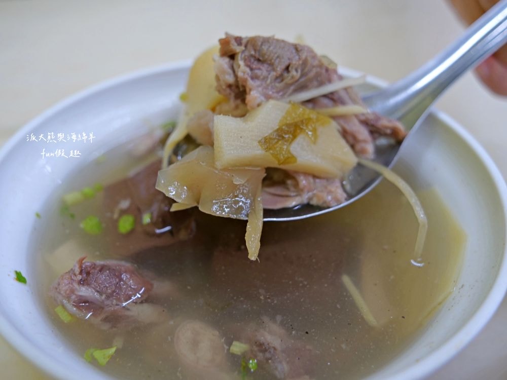 這間炒麵︱臺中太平高質感傳統早午餐，提供炒麵、魯肉飯、腳庫飯、大麵羹、黑白切、綜合湯等台式古早味，高CP值餐點搭配優質用餐環境，讓大家一大早就能元氣滿點!!!早上6點就營業囉～