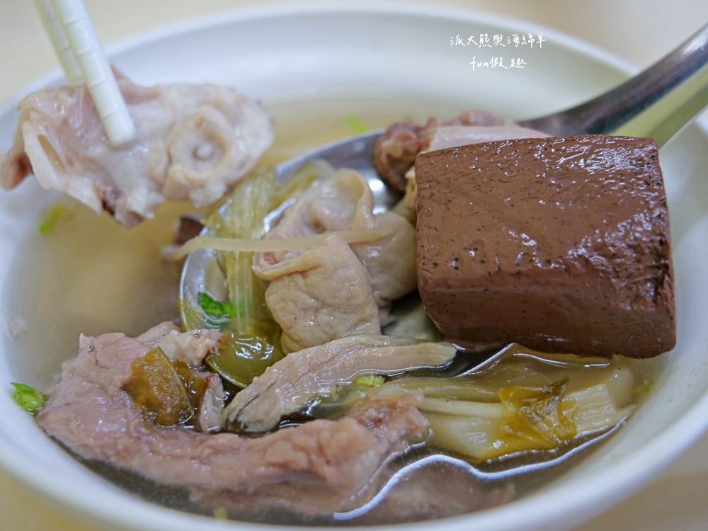 這間炒麵︱臺中太平高質感傳統早午餐，提供炒麵、魯肉飯、腳庫飯、大麵羹、黑白切、綜合湯等台式古早味，高CP值餐點搭配優質用餐環境，讓大家一大早就能元氣滿點!!!早上6點就營業囉～