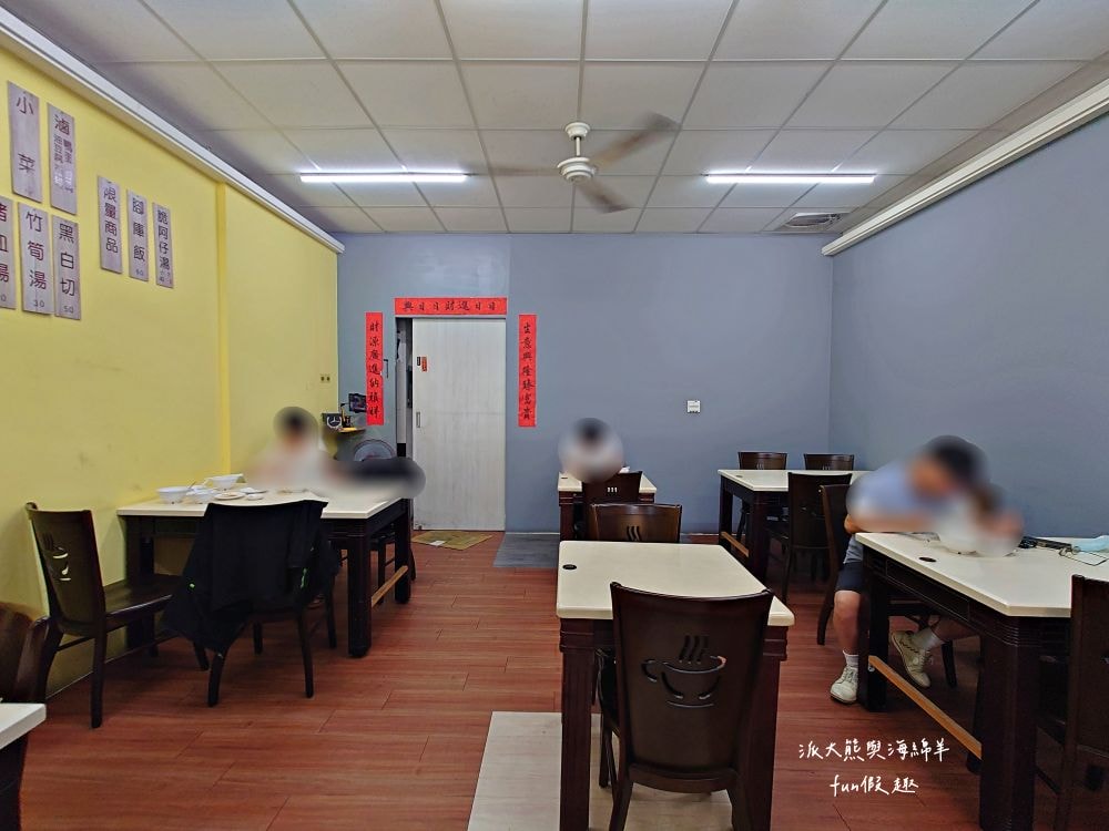 這間炒麵︱臺中太平高質感傳統早午餐，提供炒麵、魯肉飯、腳庫飯、大麵羹、黑白切、綜合湯等台式古早味，高CP值餐點搭配優質用餐環境，讓大家一大早就能元氣滿點!!!早上6點就營業囉～