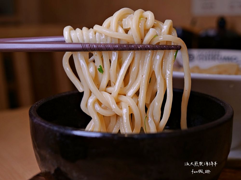 麵屋千雲︱鄰近捷運中山站，夜貓族首選日式拉麵店，招牌濃郁雞白湯搭配各種舒肥叉燒肉，讓這麵屋千雲越晚越飄香，湯麵或沾麵都很優質!!!～4.5顆星+萬人評論數!