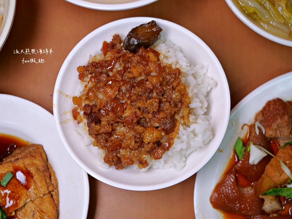 黃記魯肉飯｜晴光商圈開店超過30年的魯肉飯，充滿CP值國民美食搭配優質用餐環境，難怪每天都是滿滿排隊人潮!!!新入選2024年米其林必比登推介&曾獲2021年亞洲50最佳餐廳「亞洲之粹」（Essence of Asia）～