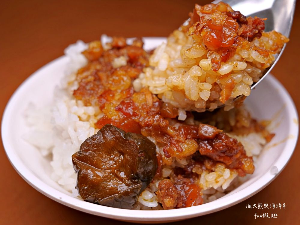 黃記魯肉飯|晴光商圈開店超過30年的魯肉飯,充滿CP值國民美食搭配優質用餐環境,難怪每天都是滿滿排隊人潮!!!新入選2024年米其林必比登推介&曾獲2021年亞洲50最佳餐廳「亞洲之粹」(Essence of Asia)~ - 第19張圖 黃記魯肉飯|晴光商圈開店超過30年的魯肉飯,充滿CP值國民美食搭配優質用餐環境,難怪每天都是滿滿排隊人潮!!!新入選2024年米其林必比登推介&曾獲2021年亞洲50最佳餐廳「亞洲之粹」(Essence of Asia)~