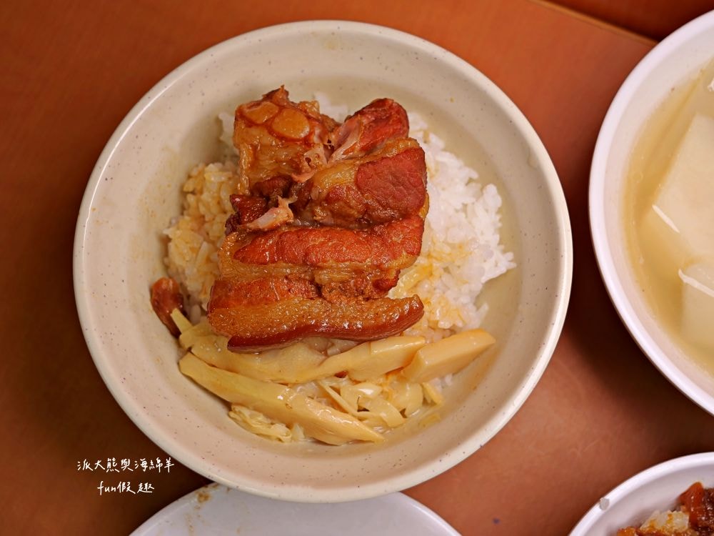 黃記魯肉飯｜晴光商圈開店超過30年的魯肉飯，充滿CP值國民美食搭配優質用餐環境，難怪每天都是滿滿排隊人潮!!!新入選2024年米其林必比登推介&曾獲2021年亞洲50最佳餐廳「亞洲之粹」（Essence of Asia）～