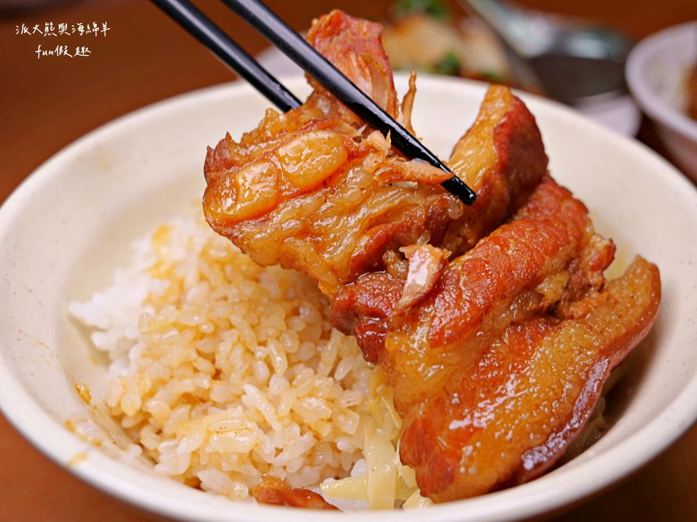 黃記魯肉飯｜晴光商圈開店超過30年的魯肉飯，充滿CP值國民美食搭配優質用餐環境，難怪每天都是滿滿排隊人潮!!!新入選2024年米其林必比登推介&曾獲2021年亞洲50最佳餐廳「亞洲之粹」（Essence of Asia）～