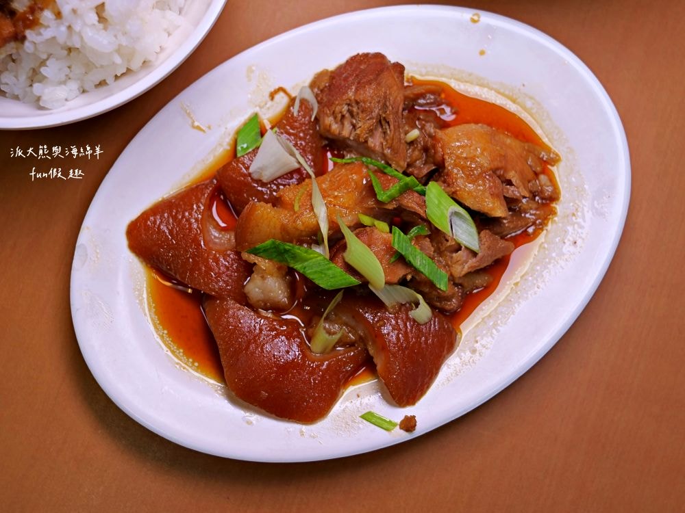 黃記魯肉飯｜晴光商圈開店超過30年的魯肉飯，充滿CP值國民美食搭配優質用餐環境，難怪每天都是滿滿排隊人潮!!!新入選2024年米其林必比登推介&曾獲2021年亞洲50最佳餐廳「亞洲之粹」（Essence of Asia）～