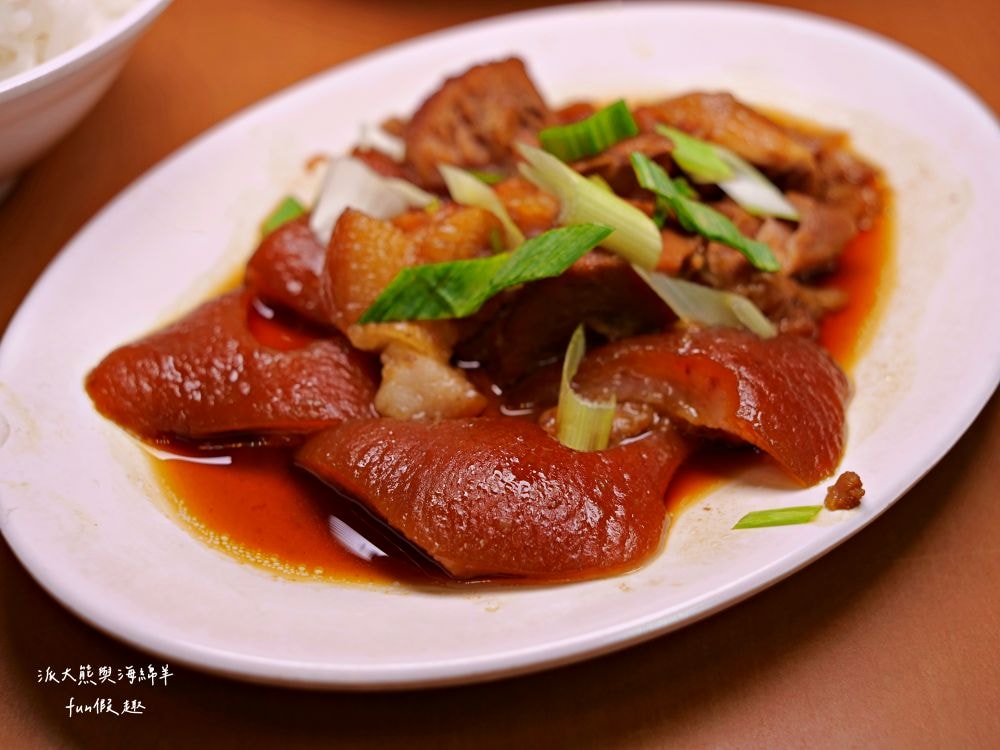 黃記魯肉飯｜晴光商圈開店超過30年的魯肉飯，充滿CP值國民美食搭配優質用餐環境，難怪每天都是滿滿排隊人潮!!!新入選2024年米其林必比登推介&曾獲2021年亞洲50最佳餐廳「亞洲之粹」（Essence of Asia）～