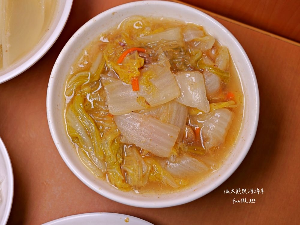 黃記魯肉飯｜晴光商圈開店超過30年的魯肉飯，充滿CP值國民美食搭配優質用餐環境，難怪每天都是滿滿排隊人潮!!!新入選2024年米其林必比登推介&曾獲2021年亞洲50最佳餐廳「亞洲之粹」（Essence of Asia）～