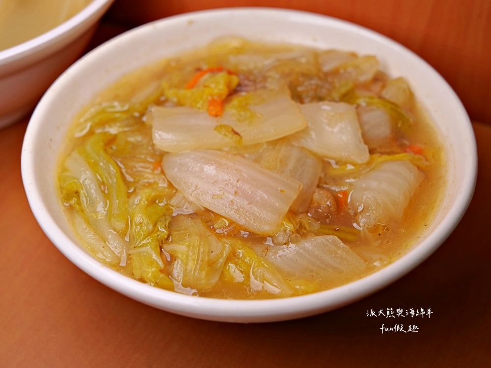 黃記魯肉飯｜晴光商圈開店超過30年的魯肉飯，充滿CP值國民美食搭配優質用餐環境，難怪每天都是滿滿排隊人潮!!!新入選2024年米其林必比登推介&曾獲2021年亞洲50最佳餐廳「亞洲之粹」（Essence of Asia）～