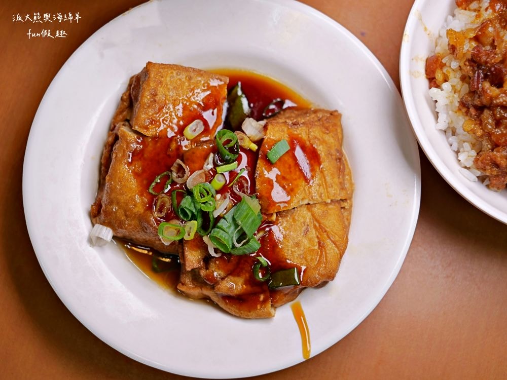 黃記魯肉飯｜晴光商圈開店超過30年的魯肉飯，充滿CP值國民美食搭配優質用餐環境，難怪每天都是滿滿排隊人潮!!!新入選2024年米其林必比登推介&曾獲2021年亞洲50最佳餐廳「亞洲之粹」（Essence of Asia）～