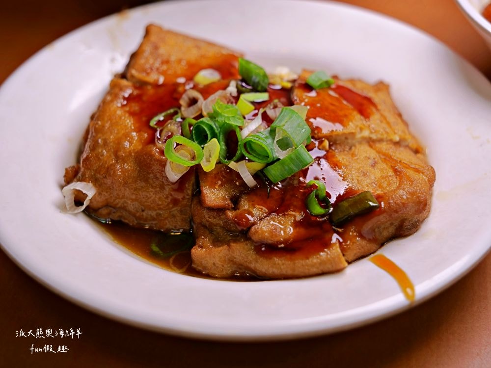 黃記魯肉飯｜晴光商圈開店超過30年的魯肉飯，充滿CP值國民美食搭配優質用餐環境，難怪每天都是滿滿排隊人潮!!!新入選2024年米其林必比登推介&曾獲2021年亞洲50最佳餐廳「亞洲之粹」（Essence of Asia）～