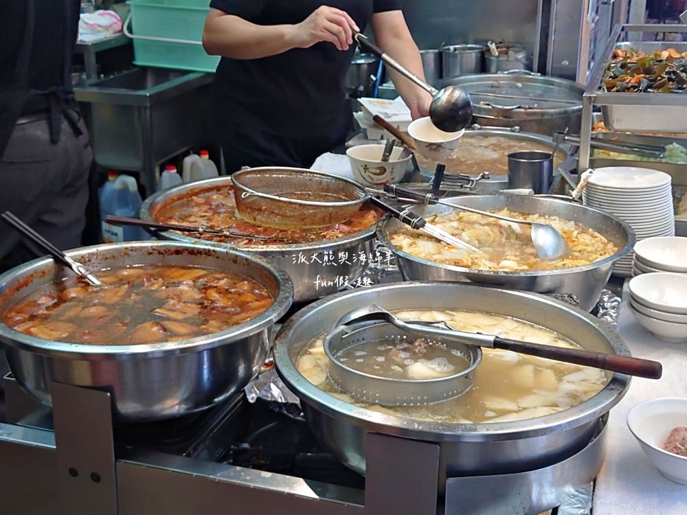 黃記魯肉飯｜晴光商圈開店超過30年的魯肉飯，充滿CP值國民美食搭配優質用餐環境，難怪每天都是滿滿排隊人潮!!!新入選2024年米其林必比登推介&曾獲2021年亞洲50最佳餐廳「亞洲之粹」（Essence of Asia）～
