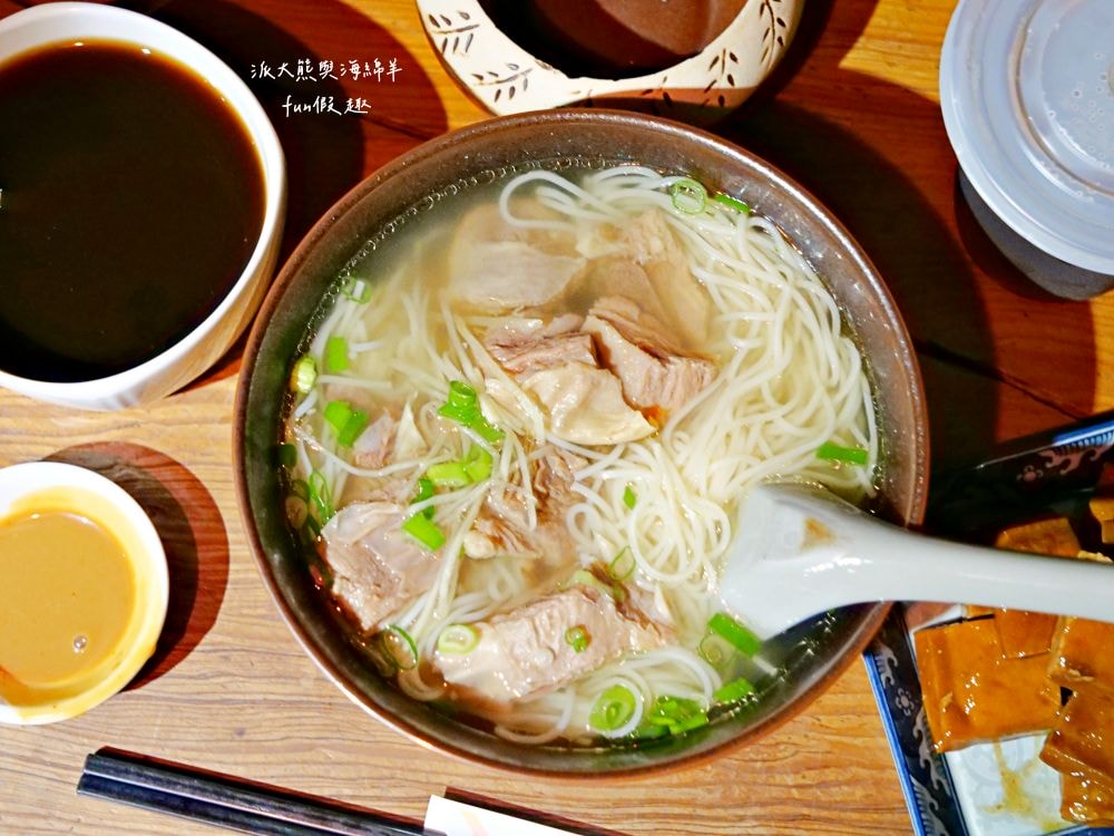 一碗小︱在花蓮巷弄裡遇見1930日式老宅，清燉紅燒牛羊肉麵風味獨特，在復古懷舊用餐氛圍享受花蓮悠閒慢活時光～