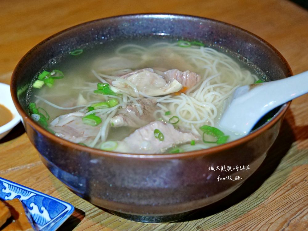 一碗小︱在花蓮巷弄裡遇見1930日式老宅，清燉紅燒牛羊肉麵風味獨特，在復古懷舊用餐氛圍享受花蓮悠閒慢活時光～